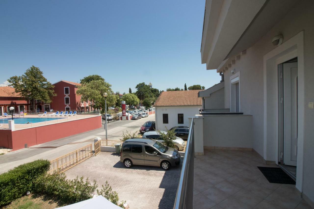 Apartments Luna Sveti Filip i Jakov Exteriör bild