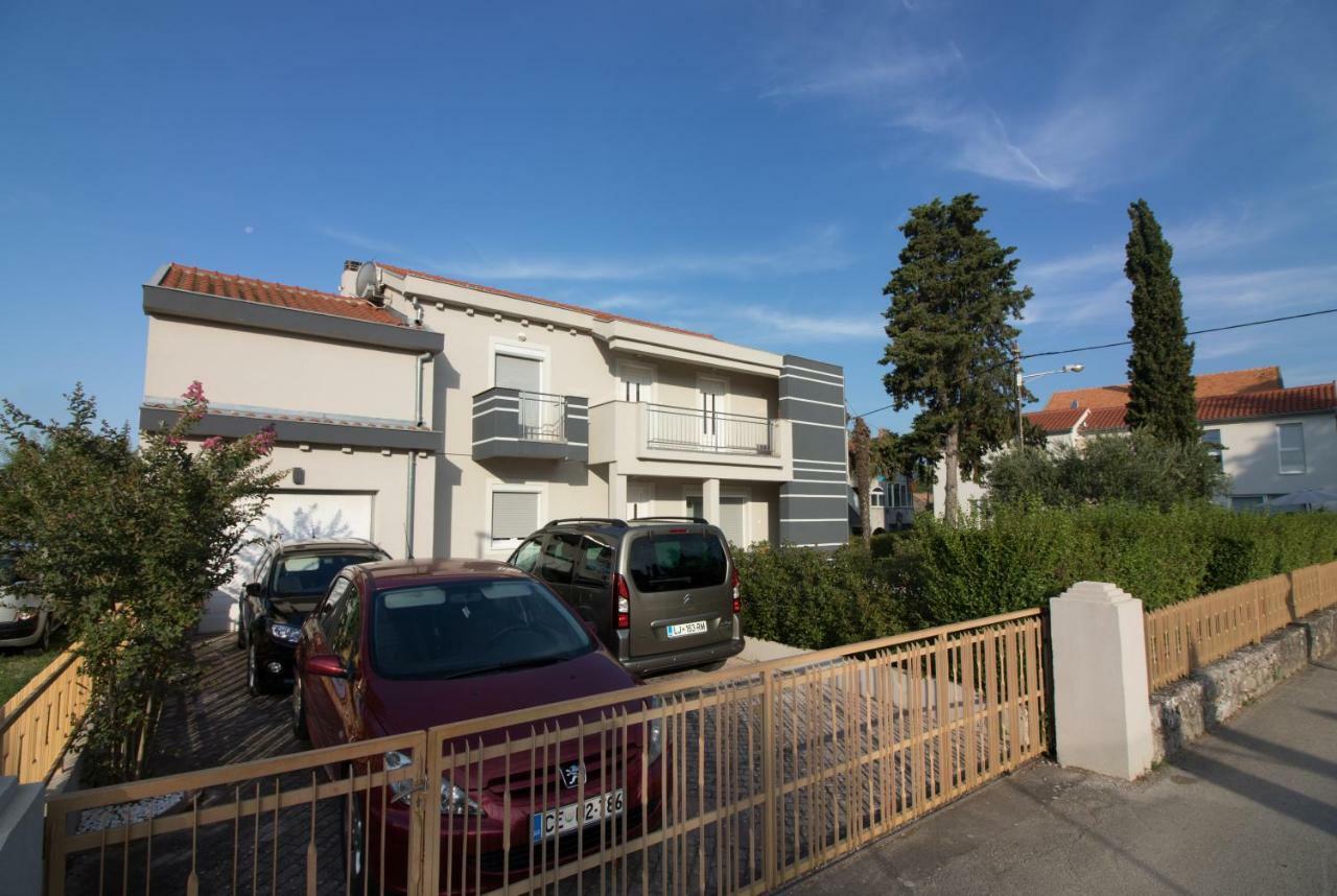 Apartments Luna Sveti Filip i Jakov Exteriör bild