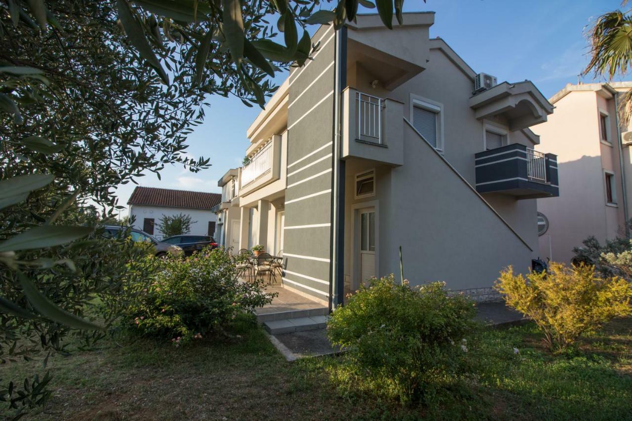 Apartments Luna Sveti Filip i Jakov Exteriör bild